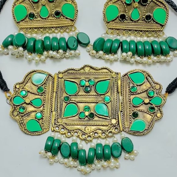 Handmade Jewelry Set, Green Amulet Cum Choker Style Necklace With Earrings - Picture 4 of 7